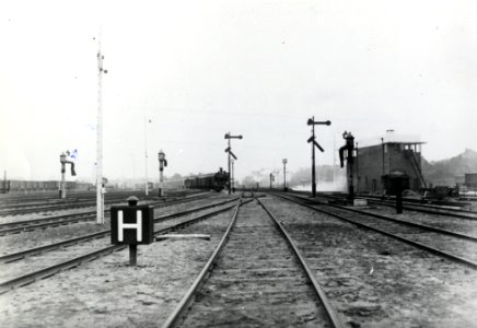 HUA-163279-Gezicht op het emplacement aan de westzijde van N.S.-station Amersfoort te Amersfoort, met rechts het seinhuis post I