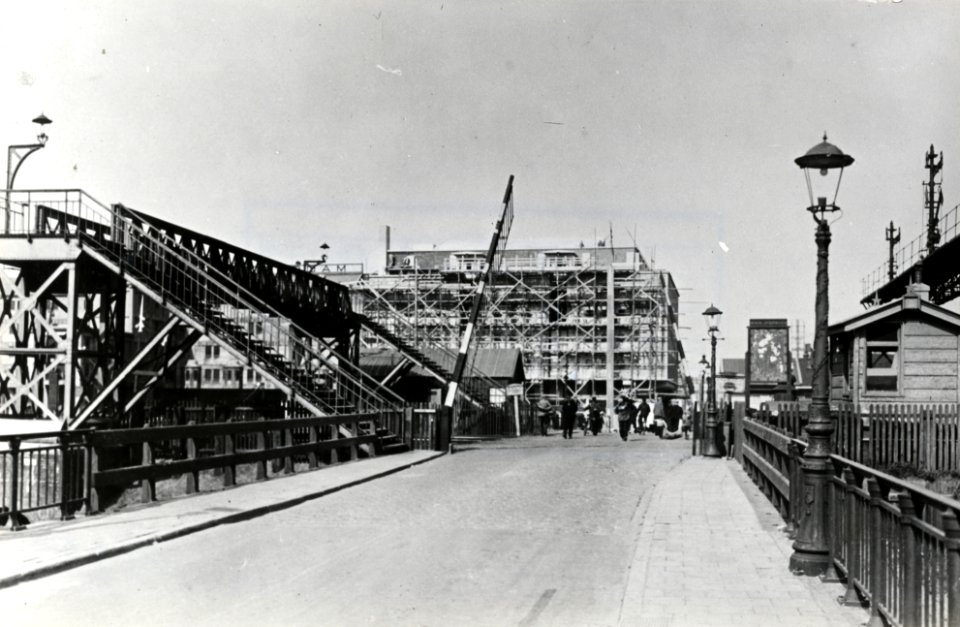 HUA-169356-Gezicht op de spoorwegovergang en de voetgangersbrug richting het Mariniersplein te Amsterdam ter hoogte van de Handelskade NB De afbeelding maakt dee
