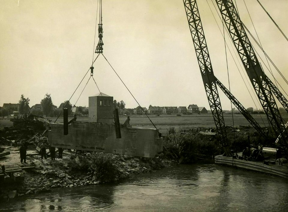 HUA-163530-Gezicht op de werkzaamheden ten behoeve van het herstel van de tijdens de oorlog vernielde spoorbrug over de IJssel te Zutphen
