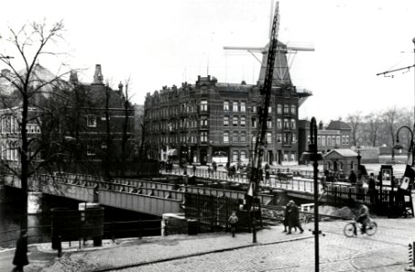 HUA-169360-Gezicht op de spoorbrug over de Singelgracht te Amsterdam voor de sporen naar het goederenstation aan de Doklaan, vanaf de spoorwegovergang in de Mauritskade (rechts op de voorgrond). Rechts op de ach