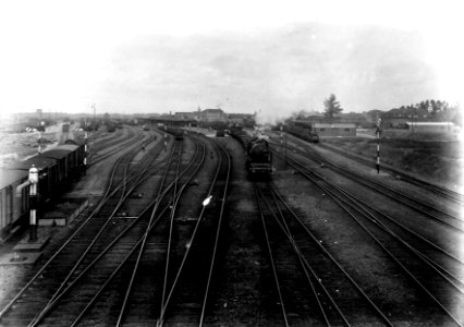 HUA-163290-Gezicht op het emplacement van het N.S.-station Sittard te Sittard met een goederentrein getrokken door de stoomlocomotief nr. 6305 (serie 6300) van de N.S
