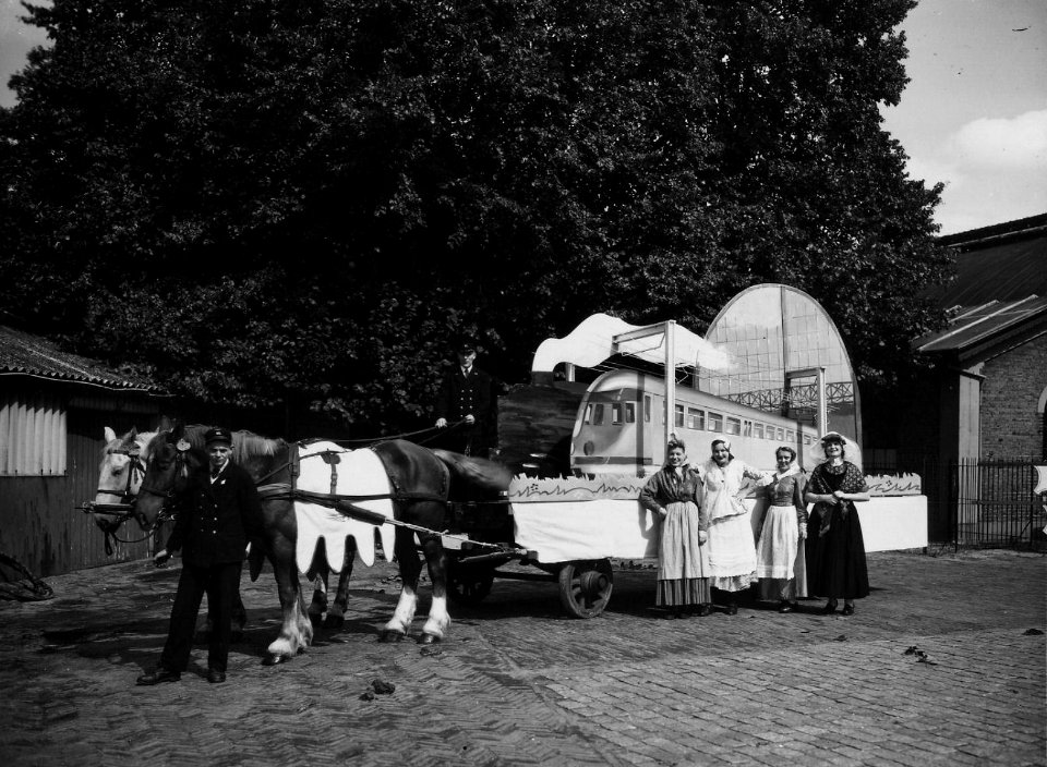 HUA-163565-Afbeelding van een praalwagen tijdens de bevrijdingsoptocht van de N.S. te Zeist