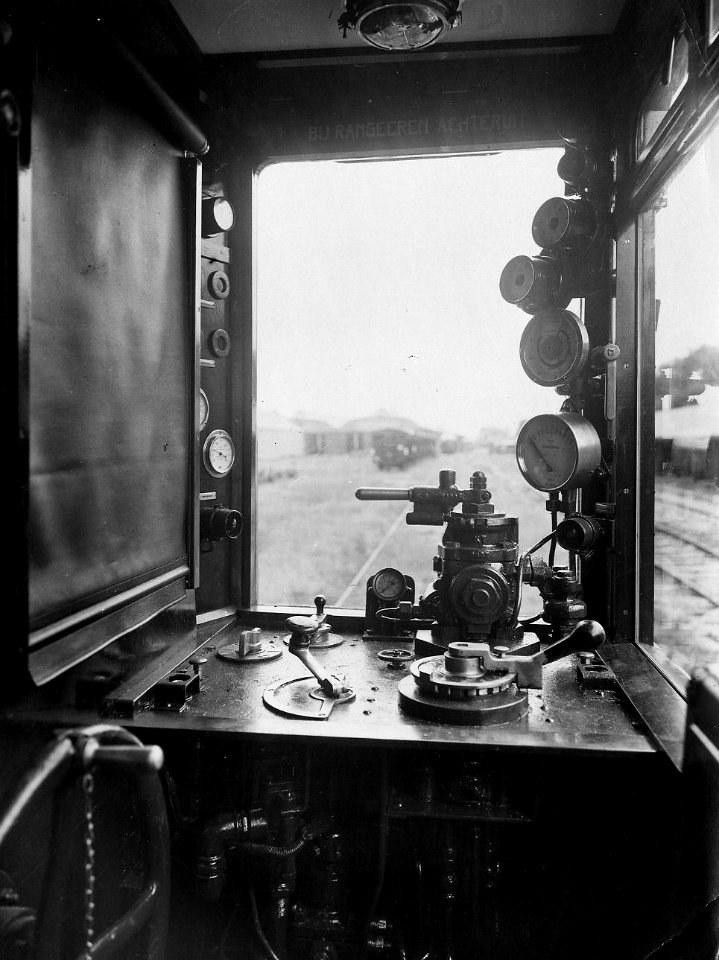HUA-163294-Interieur van een motorrijtuig uit de serie omBC 1904-1910 van de N.S.- stuurstand