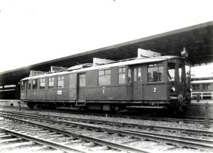 HUA-163299-Afbeelding van het benzine motorrijtuig nr BC 1909 omBC serie 1904 1910 van de NS als trein naar Delfzijl via Slochteren te Groningen
