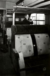 HUA-169899-Interieur van een treinstel van de N.S. tijdens herstelwerkzaamheden (mogelijk als gevolg van oorlogsschade) in de centrale werkplaats van de N.S. te Utrecht (of Tilburg)