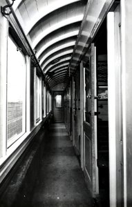 HUA-169824-Interieur van een houten rijtuig van de Deense spoorwegen (D.S.B.), tijdelijk gehuurd door de N.S. van november 1946 tot maart 1947. Zijgang van een 3e klasse rijtuig