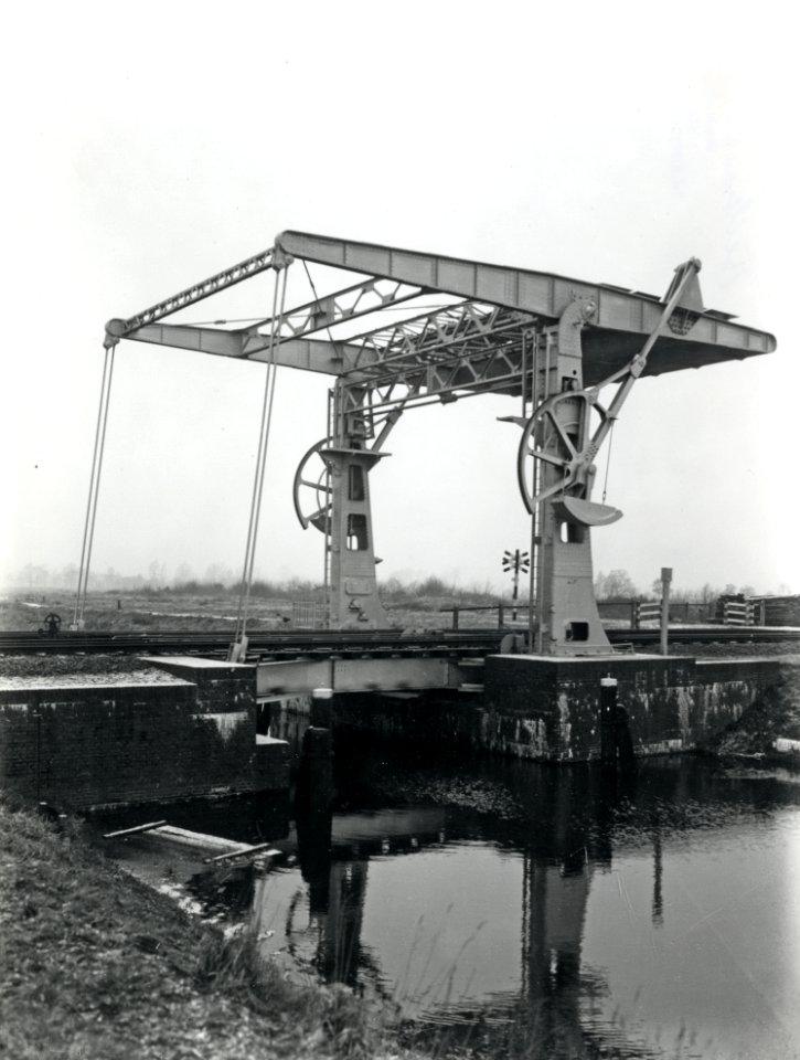 HUA-163324-Gezicht op de spoorbrug (klapbrug) over het Linthorst-Homankanaal te Beilen