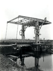 HUA-163324-Gezicht op de spoorbrug (klapbrug) over het Linthorst-Homankanaal te Beilen