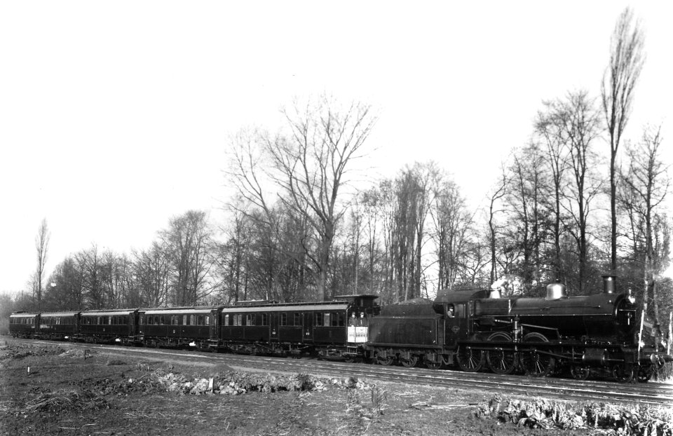 HUA-163328-Afbeelding van de koninklijke trein van de N.S. met een stoomlocomotief uit de serie 3700-3800 van de N.S. bij Lunetten te Utrecht