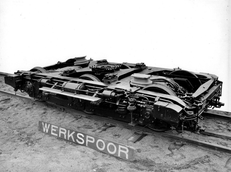 HUA-172065-Afbeelding van een drie-assig motordraaistel, bestemd voor de diesel-electrische treinstellen DE 5 (serie 51-68) van de N.S., bij Werkspoor te Zuilen