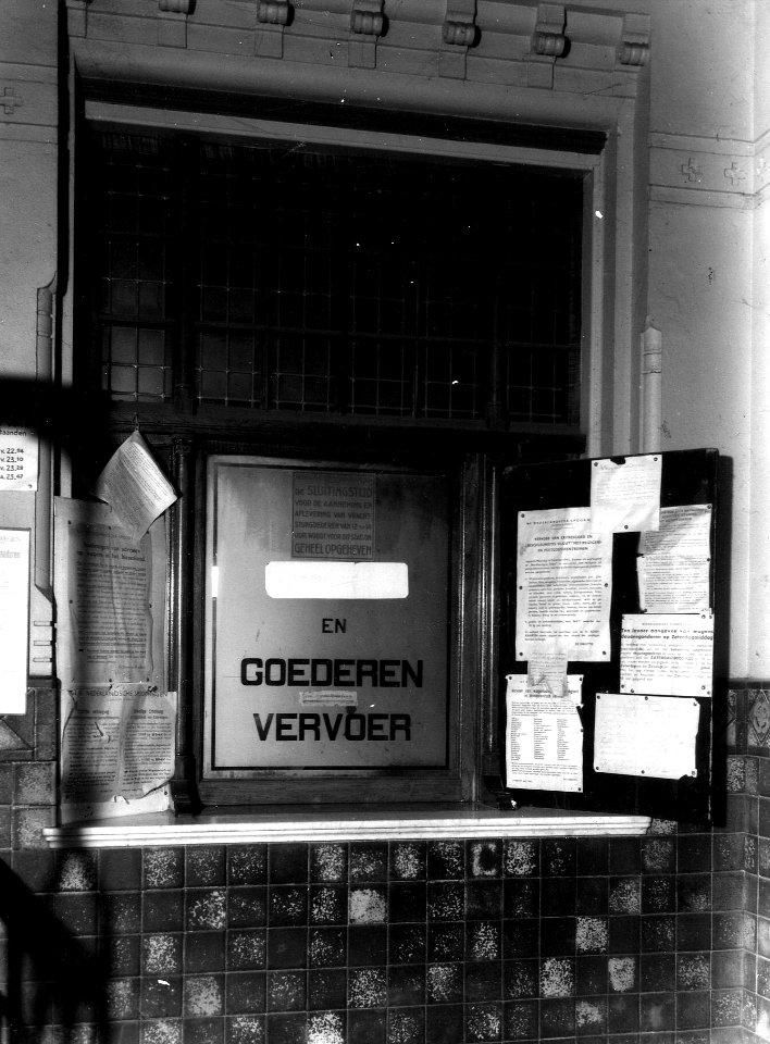 HUA-163639-Interieur van het N.S.-station Woerden te Woerden- loket voor goederenvervoer