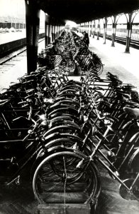 HUA-171194-Afbeelding van voor verzending gereedstaande fietsen op het perron van het N.S.-station Utrecht C.S. te Utrecht