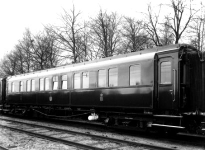 HUA-163332-Afbeelding van het salonrijtuig NS 4 van de koninklijke trein van de N.S. te Lunetten bij Utrecht