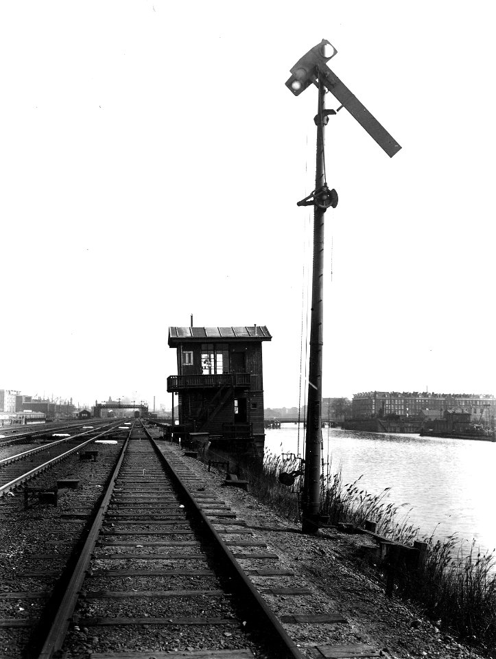 HUA-163643-Afbeelding van het voorsein bij het seinhuis Post II aan de Handelskade te Amsterdam. N.B. De afbeelding maakt deel uit van een serie foto's met betrekking tot de Spoorwegwerken te Amsterdam