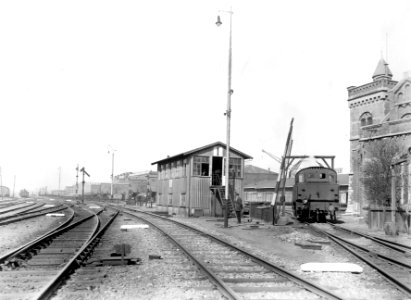 HUA-163647-Gezicht op het seinhuis Post I van het goederenemplacement Rietlanden te Amsterdam, met op de achtergrond de Handelskade. N.B. De afbeelding maakt deel uit van een serie foto's met betrekking tot de S