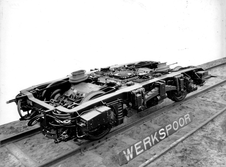 HUA-172067-Afbeelding van een twee-assig motordraaistel, bestemd voor de diesel-electrische treinstellen DE 5 (serie 51-68) en electrische treinstellen mat. 1940 van de N.S., bij Werkspoor te Zuilen