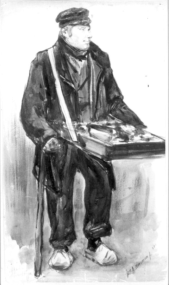 HUA-31731-Portret van een onbekende staande man met een pet en klompen en een drager met handelswaar voor zich een straatventer