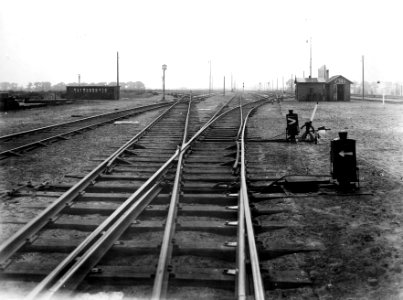 HUA-163659-Gezicht op het rangeerterrein Watergraafsmeer te Amsterdam, vóór de verhoging en uitbreiding van het emplacement. N.B. De afbeelding maakt deel uit van een serie foto's met betrekking tot de Spoorwegw