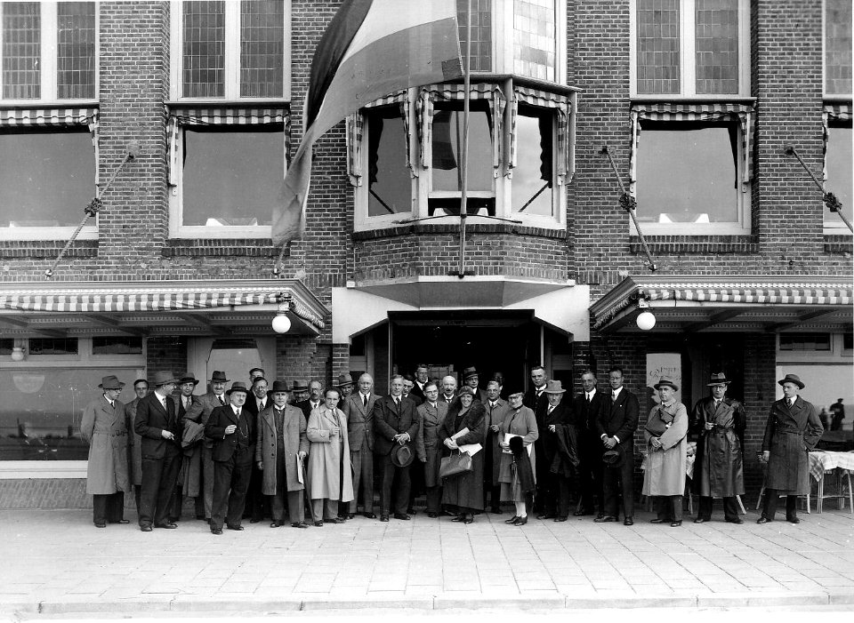 HUA-163353-Afbeelding van een gezelschap voor een hotel in Zandvoort aan Zee, na een proefrit met een electrische trein (zie catalogus nr. 163352) uit Amsterdam