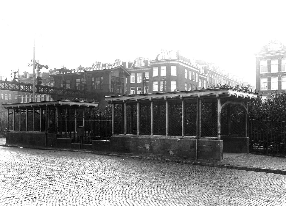 HUA-163663-Gezicht op de toegang van de voetgangerstunnel bij de Blasiusstraat te Amsterdam, bij het N.S.-station Amsterdam Weesperpoort. N.B. De afbeelding maakt deel uit van een serie foto's met betrekking tot