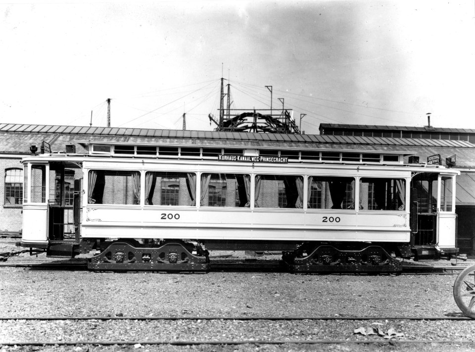 HUA-172077-Afbeelding van een fabrieksnieuwe tram (motorwagen nr. 200) voor de Haagse Tramweg Maatschappij (H.T.M.) bij Werkspoor te Amsterdam of Zuilen