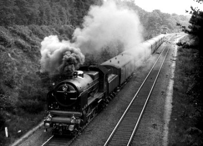 HUA-163358-Afbeelding van de stoomlocomotief nr 3916 serie 3900 van de NS als D trein bij doorkomst te Baarn