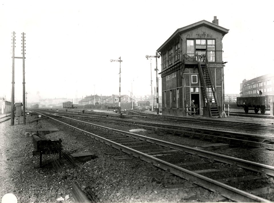 HUA-163667-Gezicht op het emplacement van het NS station Amsterdam Weesperpoort te Amsterdam met rechts het seinhuis NB De afbeelding maakt deel uit van een seri