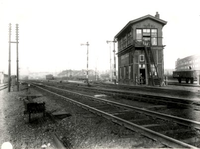 HUA-163667-Gezicht op het emplacement van het NS station Amsterdam Weesperpoort te Amsterdam met rechts het seinhuis NB De afbeelding maakt deel uit van een seri