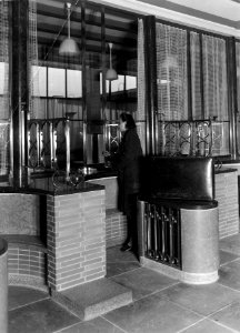 HUA-163362-Interieur van het N.S.-station Amsterdam Amstel te Amsterdam- loket