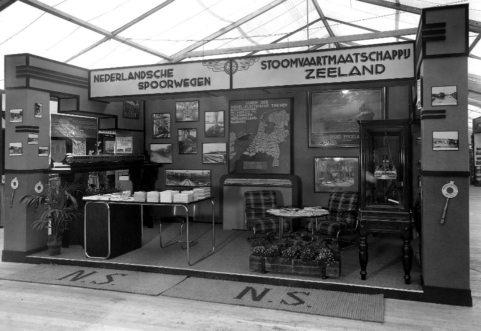 HUA-163375-Afbeelding van de stand van de N.S. en de Stoomvaartmaatschappij Zeeland (S.M.Z.) op een tentoonstelling in Tilburg