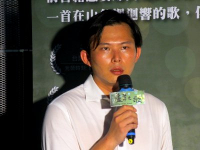 Huang Kuo-chang with Song-of-the-Reed microphone 20150811