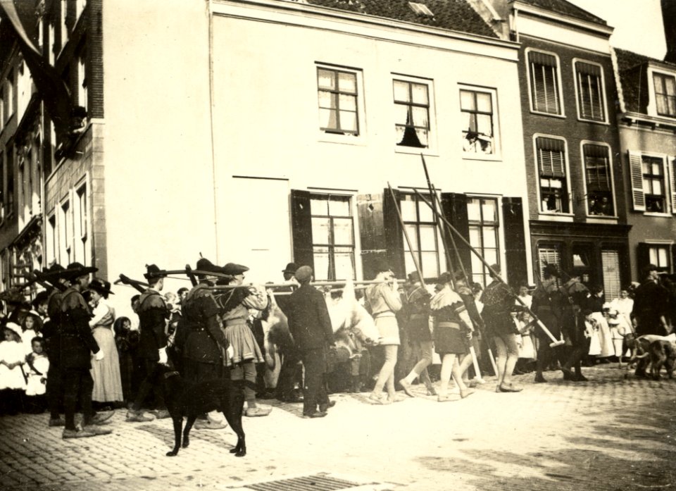 HUA-98419-Afbeelding van een groep met als thema Jacoba van Beieren ter valkenjacht in de historisch allegorische optocht ter gelegenheid van Koninginnedag op d