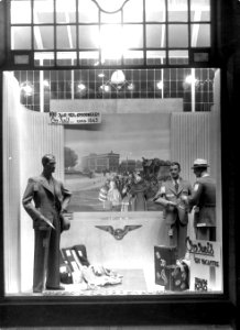 HUA-163391-Afbeelding van een etalage van het modemagazijn Peek & Cloppenburg te Amsterdam met reclame voor de N.S. ter gelegenheid van het 100-jarig jubileum van de spoorwegen in Nederland photo