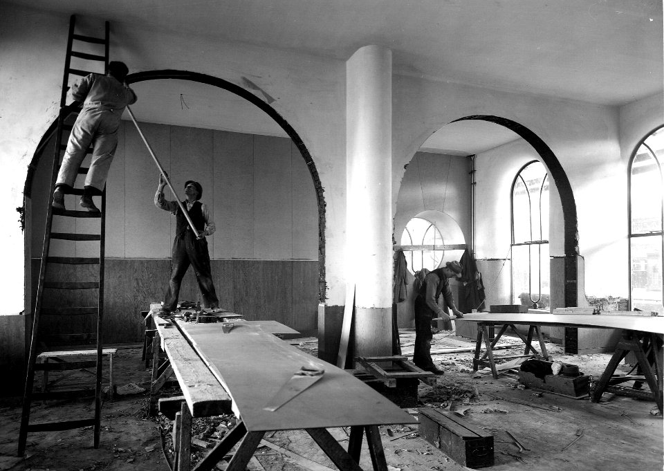 HUA-163712-Interieur van het NS station Utrecht CS te Utrecht tijdens herstel van de schade na de brand van 17 december 1938 wachtkamer niet roken NB De afbeeldi