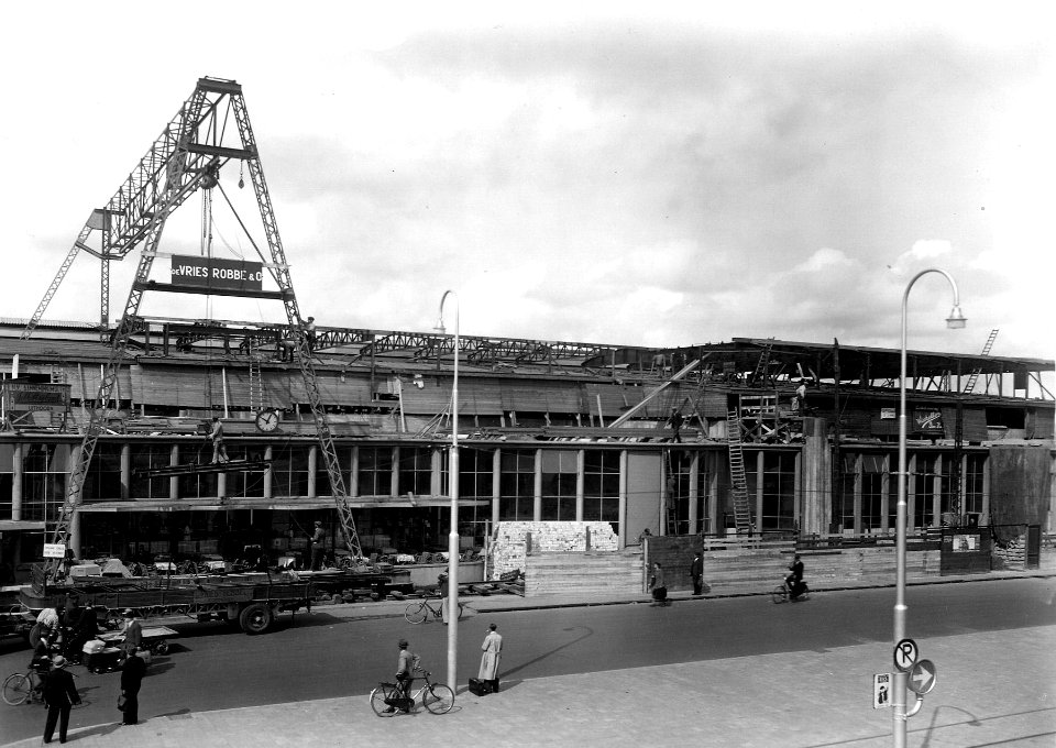 HUA-163720-Gezicht op het N.S.-station Utrecht C.S. te Utrecht, tijdens herstel van de schade na de brand van 17 december 1938. N.B. De afbeelding maakt deel uit van een serie foto's met betrekking tot de Spoorw