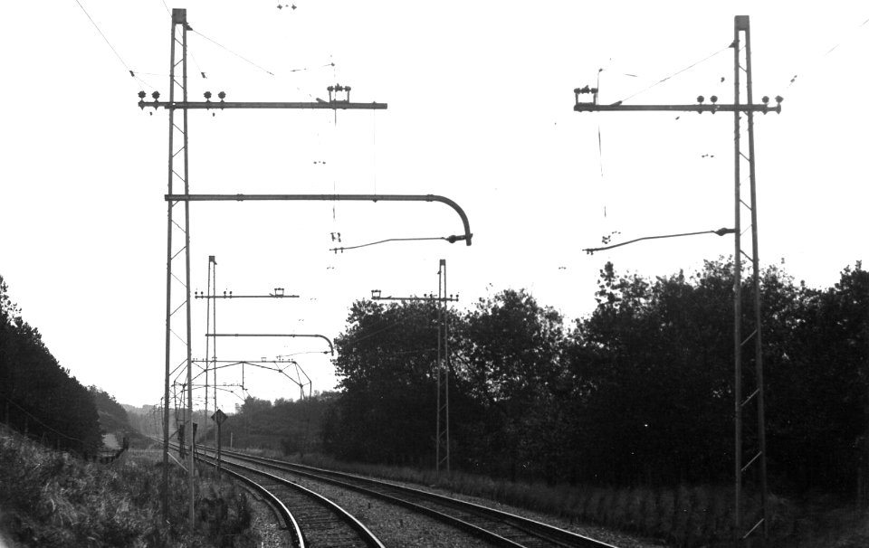 HUA-163774-Gezicht op de geëlectrificeerde spoorlijn Haarlem Zandvoort aan Zee ter hoogte van Overveen
