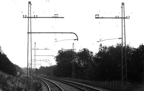 HUA-163774-Gezicht op de geëlectrificeerde spoorlijn Haarlem Zandvoort aan Zee ter hoogte van Overveen