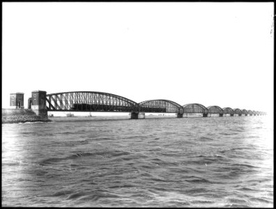 HUA-164225-Gezicht op de spoorbrug over het Hollands Diep te Moerdijk