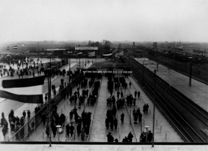 HUA-163443-Gezicht op het NS station Rotterdam Feyenoord te Rotterdam rechts met bezoekers voor het Feyenoord stadion