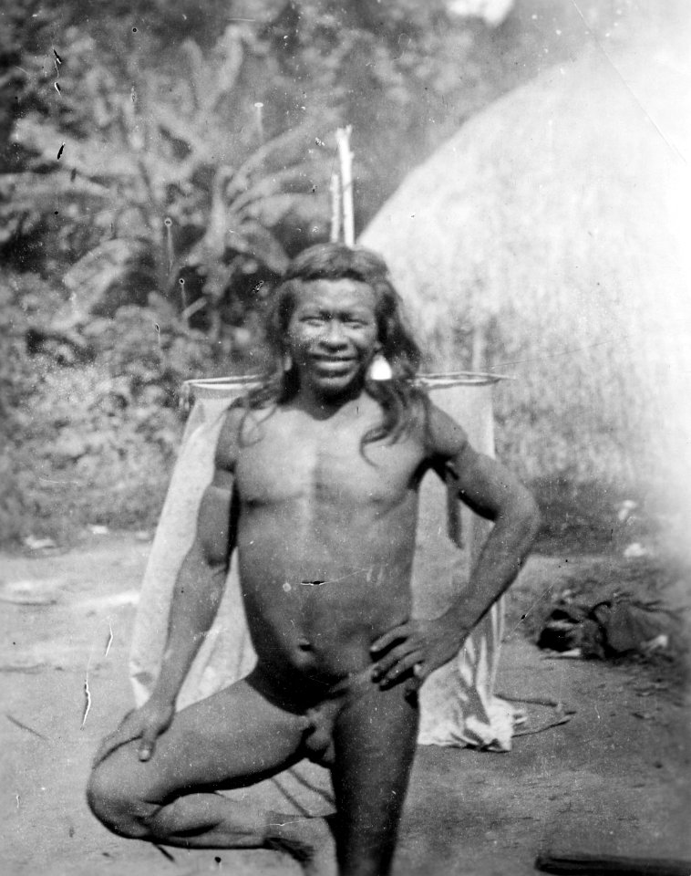 Huariindian som står på ett ben. Vanlig . vilställning hos dessa indianer. Se - SMVK - 005610