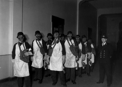 HUA-163455-Afbeelding van leden van de Brandwacht op het N.S.-station Amsterdam C.S. te Amsterdam, tijdens een oefening met gasmaskers