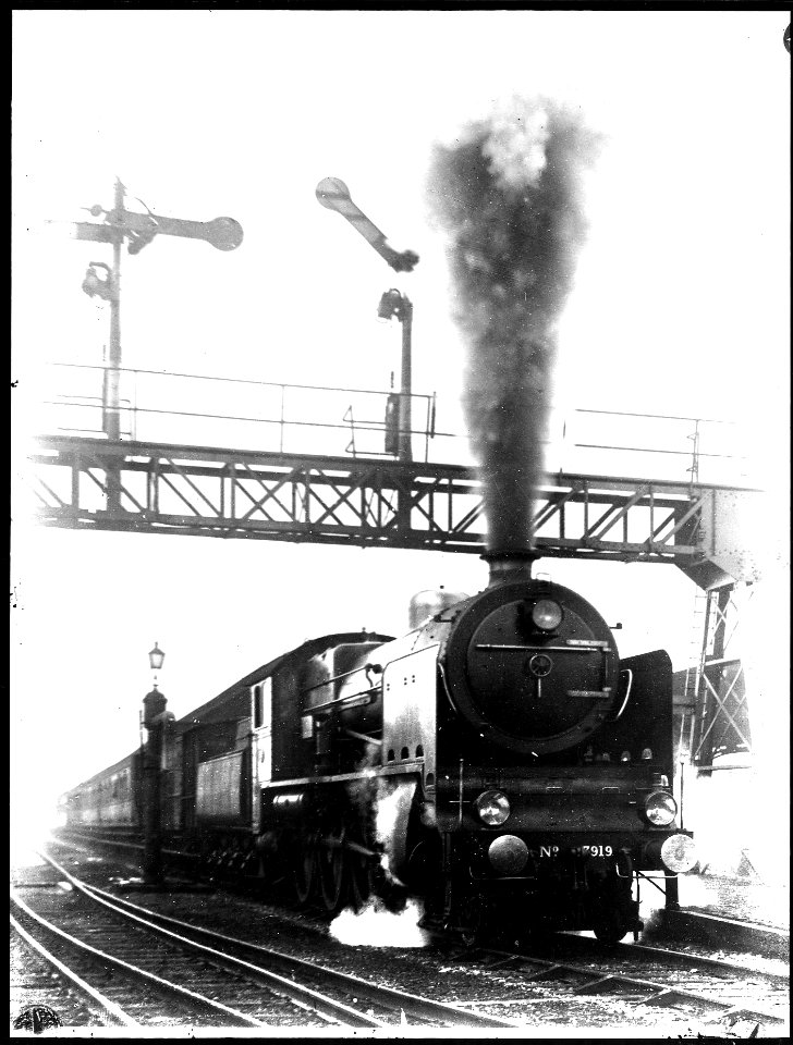 HUA-164239-Afbeelding van de stoomlocomotief nr. 3919 (serie 3900) van de N.S. met trein 185 Rotterdam D.P.-Heerlen onder de seinbrug van het N.S.-station Eindhoven te Eindhoven
