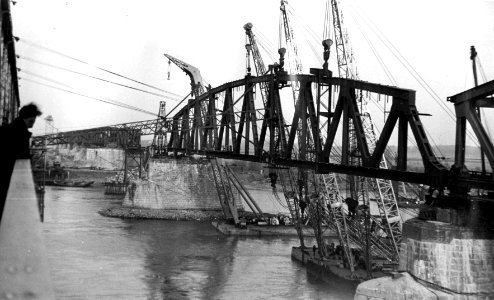 HUA-164245-Gezicht op de herstelwerkzaamheden aan de tijdens de oorlog vernielde spoorbrug over de Waal te Zaltbommel