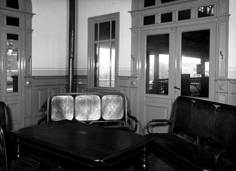 HUA-163463-Interieur van het N.S.-station Schiedam te Schiedam- wachtkamer 1e en 2e klasse