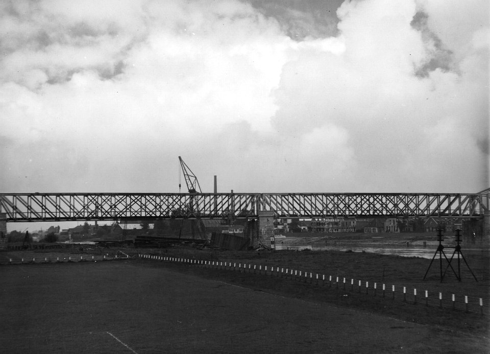 HUA-163467-Gezicht op een gedeelte van de spoorbrug over de IJssel te Deventer tijdens herstel van oorlogsschade