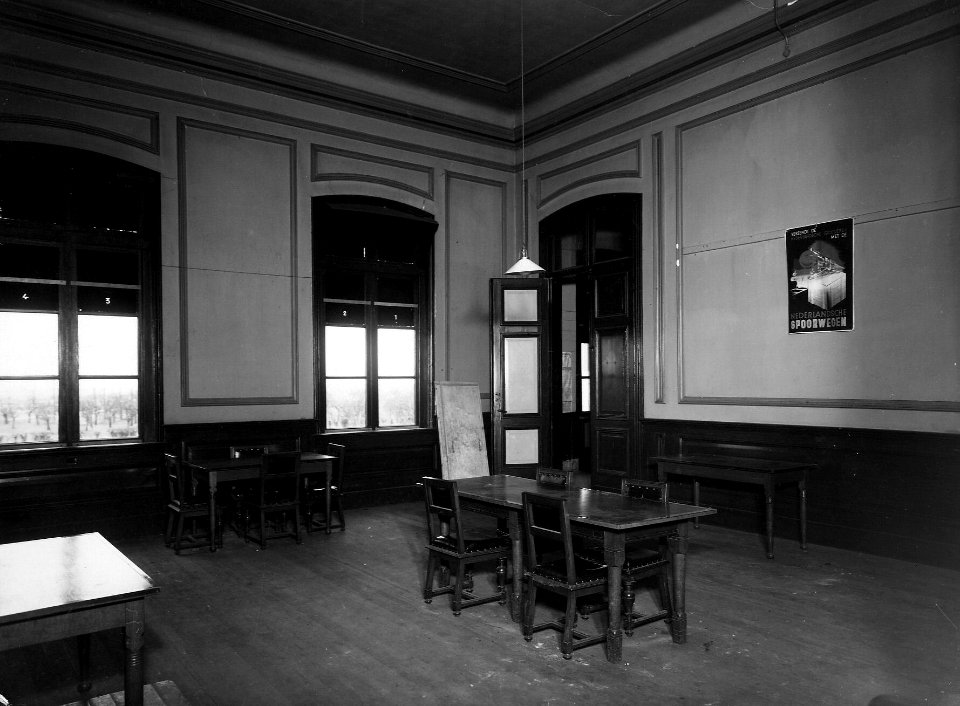 HUA-163471-Interieur van het N.S.-station Zaltbommel te Zaltbommel- wachtkamer 2e klasse