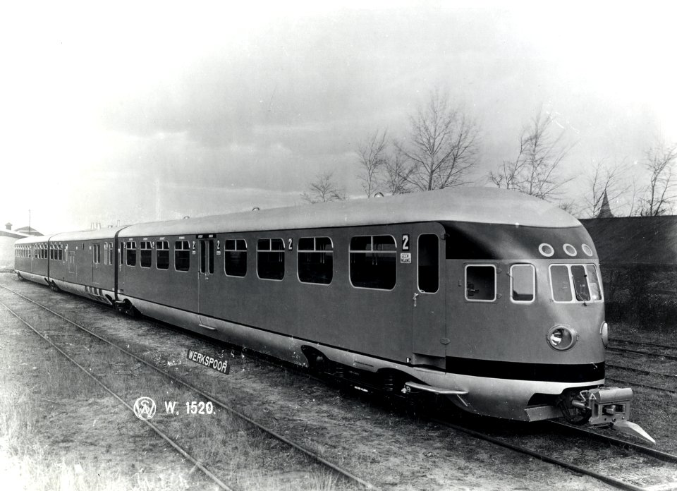 HUA-164437-Afbeelding van het fabrieksnieuwe diesel-electrische treinstel nr. 1 (DE 3, serie 11-50) van de N.S. op het terrein van Werkspoor te Zuilen. N.B. Het treinstel nr. 1 is kort na de aflevering vernummer