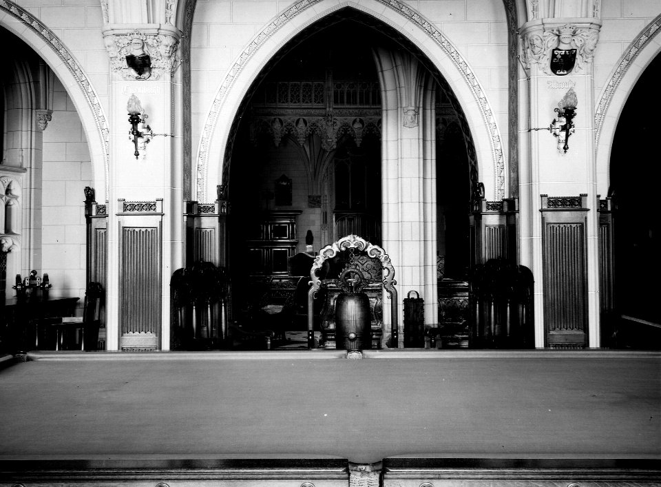 HUA-163475-Interieur van het Kasteel De Haar Kasteellaan 1 te Haarzuilens hal gezien vanuit de speelzaal NB De gemeente Haarzuilens is per 1 januari 1954 opgenom