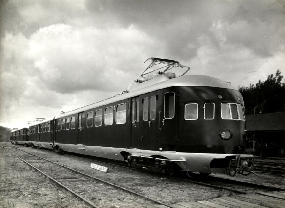HUA-164500-Afbeelding van twee fabrieksnieuwe electrische treinstellen mat. 1936 van de N.S. op het terrein van Werkspoor te Zuilen, met vooraan het treinstel nr. 212 en daarachter het treinstel nr. 211