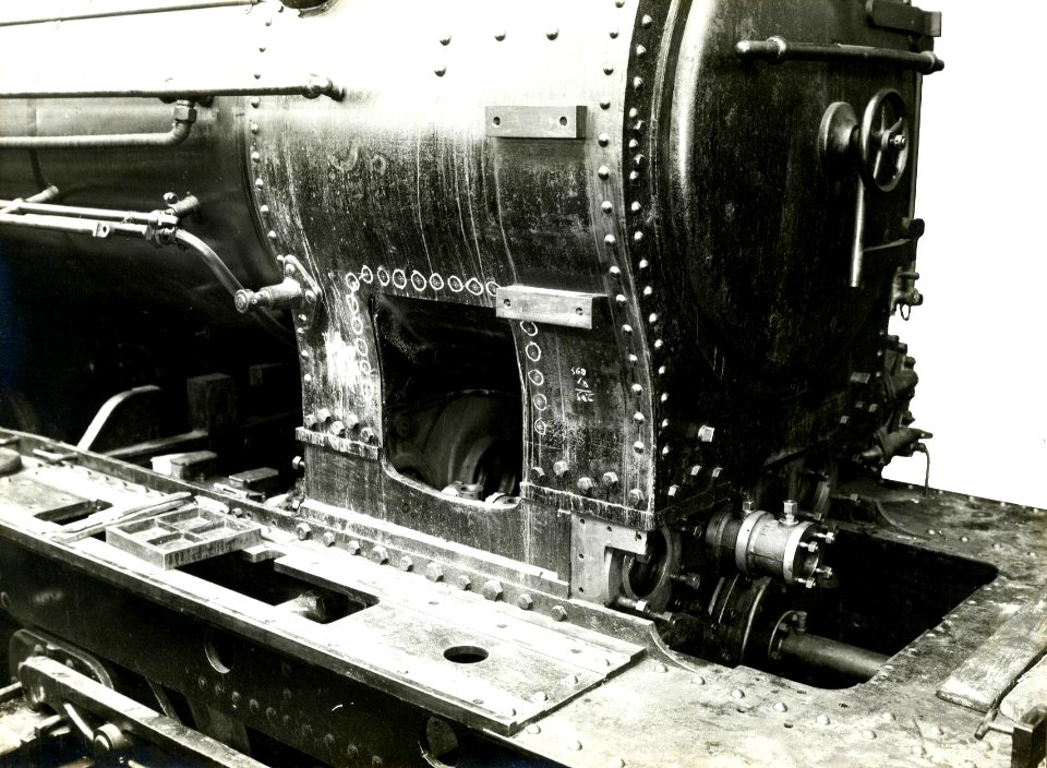 HUA-164554-Detail van de stoomlocomotief nr. 1777 (serie 1700-1800) van de N.S., met aanwijzingen naast de rookkast voor het aan te brengen hydraulische klepbewegingssysteem Meier Mattern